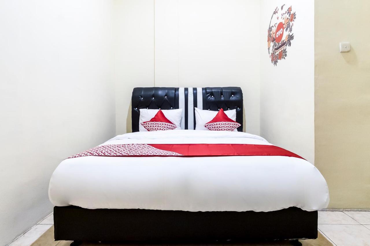 Oyo 723 Penginapan Nia Mandiri Syariah Medan Exterior foto
