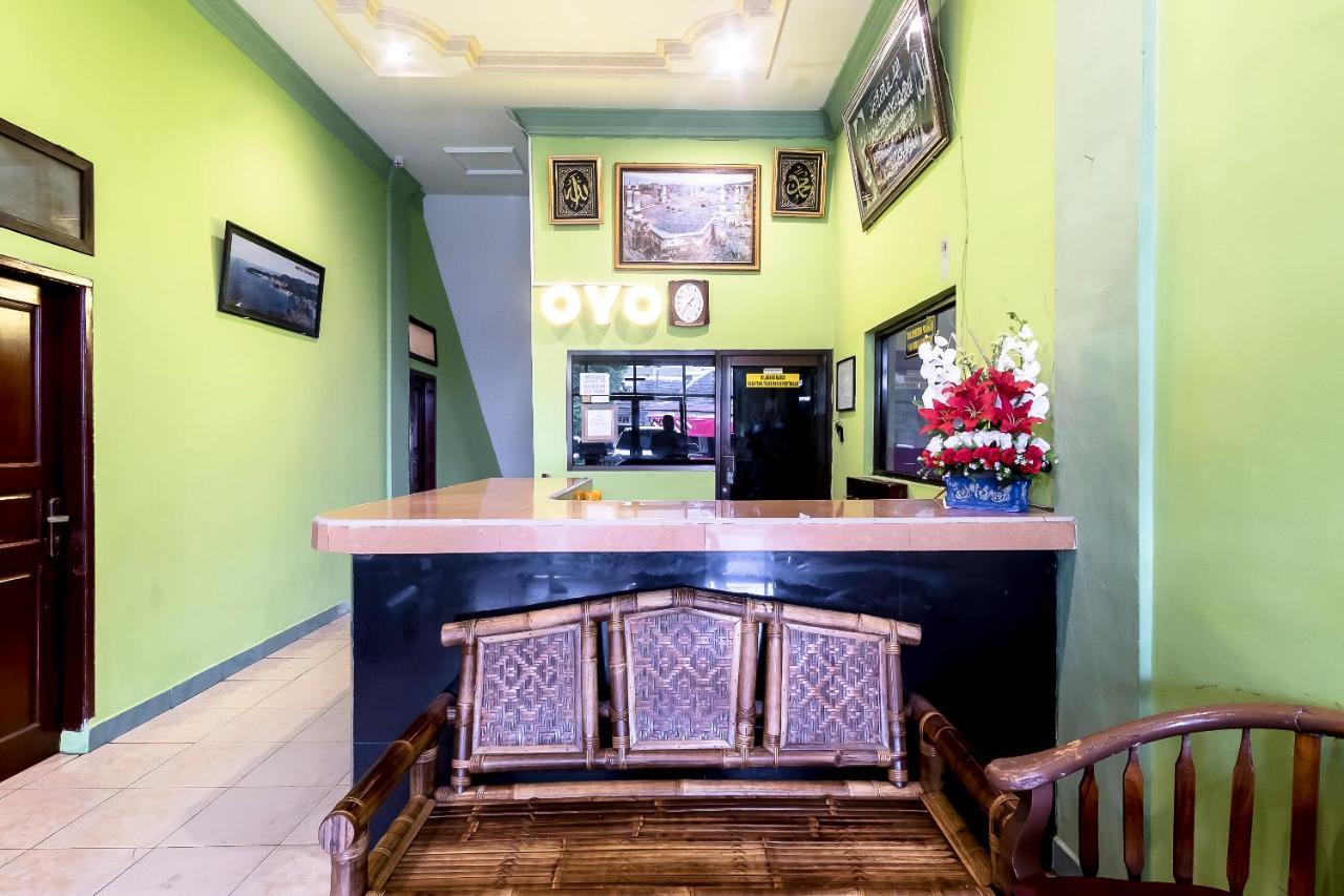 Oyo 723 Penginapan Nia Mandiri Syariah Medan Exterior foto
